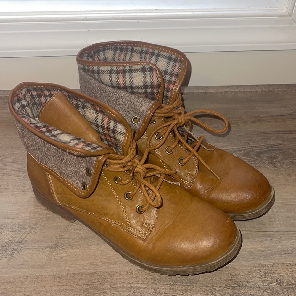 Rock and candy boots size 9. Light use so cute.smoke free home.